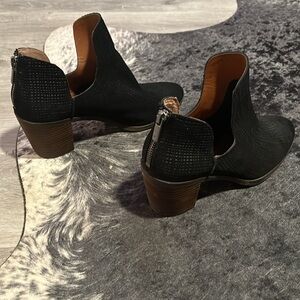 🖤Black Lucky Brand Booties w/Heels & Stylish Zipper GoingUp the Back🖤